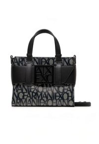 Černá a šedá taška přes rameno s textilním tělem zdobeným opakujícími se textovými vzory. Kožené doplňky zahrnují výrazné logo na přední straně.