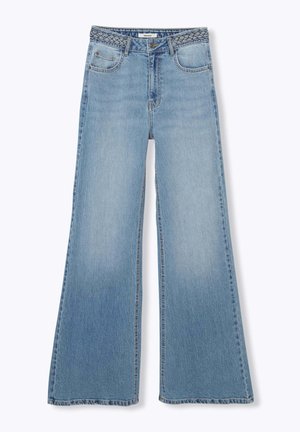 Jeans large en denim de couleur bleu clair. Dotés d'une taille tressée, de deux poches avant et d'un ourlet légèrement effiloché.