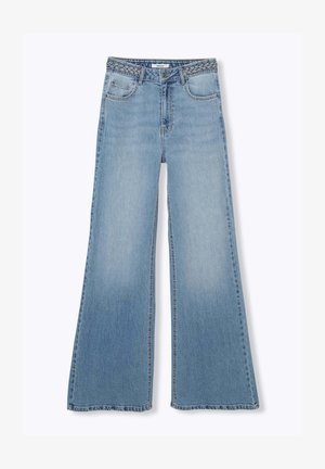 Jeans large en denim de couleur bleu clair. Dotés d'une taille tressée, de deux poches avant et d'un ourlet légèrement effiloché.
