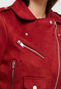 ONLY Petite Chaqueta de cuero sintético - dark red