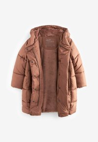 Brun pufferjakke med hætte, der har et blødt indvendigt for og trykknaplukning. Ydersiden har et quiltet design og en afslappet pasform.