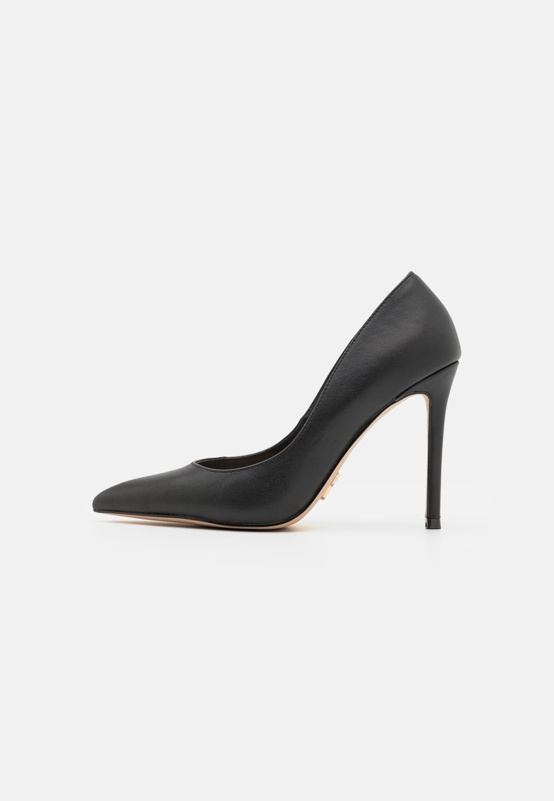 Sorte høyhælede pumps laget av glatt skinn, med spiss tå, slank stilettog heel og en subtil gullakzent nær hælen.
