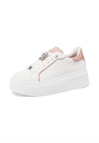 Sneaker platform bianche con accenti rosa, materiale sintetico liscio, punta rotonda, chiusura con lacci e dettaglio decorativo in metallo sul lato.