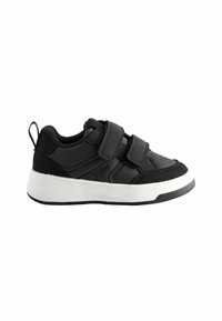 Baskets noires avec deux bandes velcro, dessus en cuir et textile, semelle en caoutchouc blanc, col rembourré et languette à l'arrière.