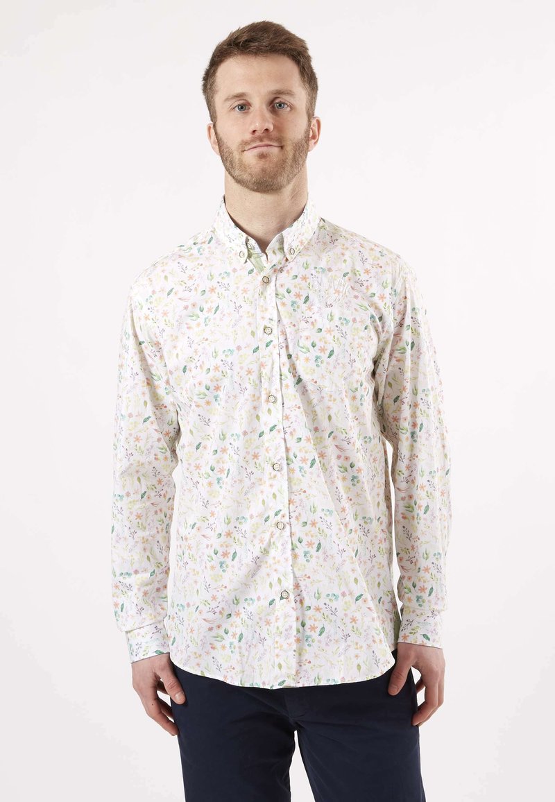 Chemise à manches longues à boutons en tissu léger blanc avec un motif floral coloré, dotée d'un col standard et d'un ourlet arrondi.