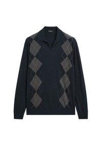 Námorně modrý svetr s dlouhým rukávem, otevřeným límečkem a šedými argyle diamantovými vzory, které běží vertikálně na předních stranách.