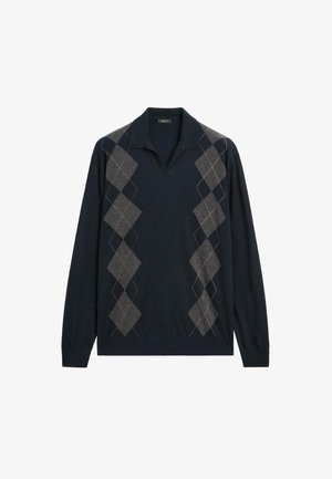 Námorně modrý svetr s dlouhým rukávem, otevřeným límečkem a šedými argyle diamantovými vzory, které běží vertikálně na předních stranách.