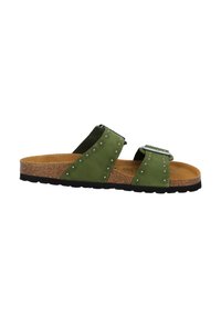 I sandali slide verdi in suede presentano due fibbie regolabili, dettagli in metallo, una suola in sughero e una suola in gomma nera testurizzata.