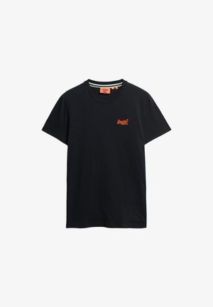 Schwarzes T-Shirt mit kurzen Ärmeln und kleinem orangem "Superdry"-Logo auf der linken Brust sowie einem Rundhalsausschnitt mit innerem grünen und weißen Streifendetail.
