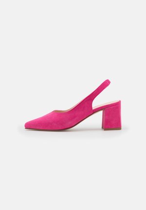 Jasnoróżowy zamszowy damski but na obcasie typu slingback z ostrym noskiem i słupkowym obcasem na białym tle.