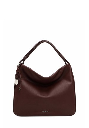 Sac à main en cuir marron foncé avec une poignée tressée, un corps souple et décontracté, et une petite étiquette métallique suspendue sur le côté.