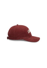 Rød, bomulds baseball cap med buet skygge, broderet logo foran, justerbar rem bagpå og seks ventilationshuller.