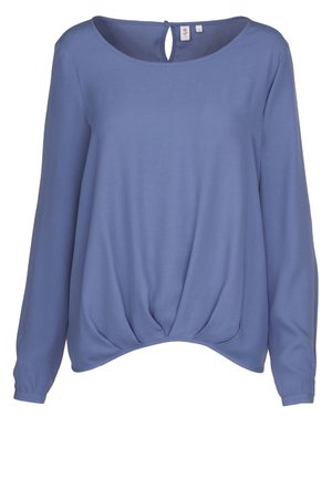 Langærmet, lyseblå bluse med rund halsudskæring og rynkedetalje foran ved kanten, med en lille nøglehulsknaplukning bagpå.