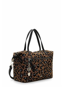 Sac à main en imprimé léopard avec poignées en cuir noir, poche avant zippée, et pendentif argenté avec le logo de la marque et une petite étiquette.