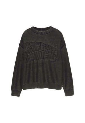 Tmavohnedý sveter s textúrovaným dizajnom loga na prednej strane, rebrovaným výstrihom a mierne oversized strihom. Mäkko tkaný materiál.