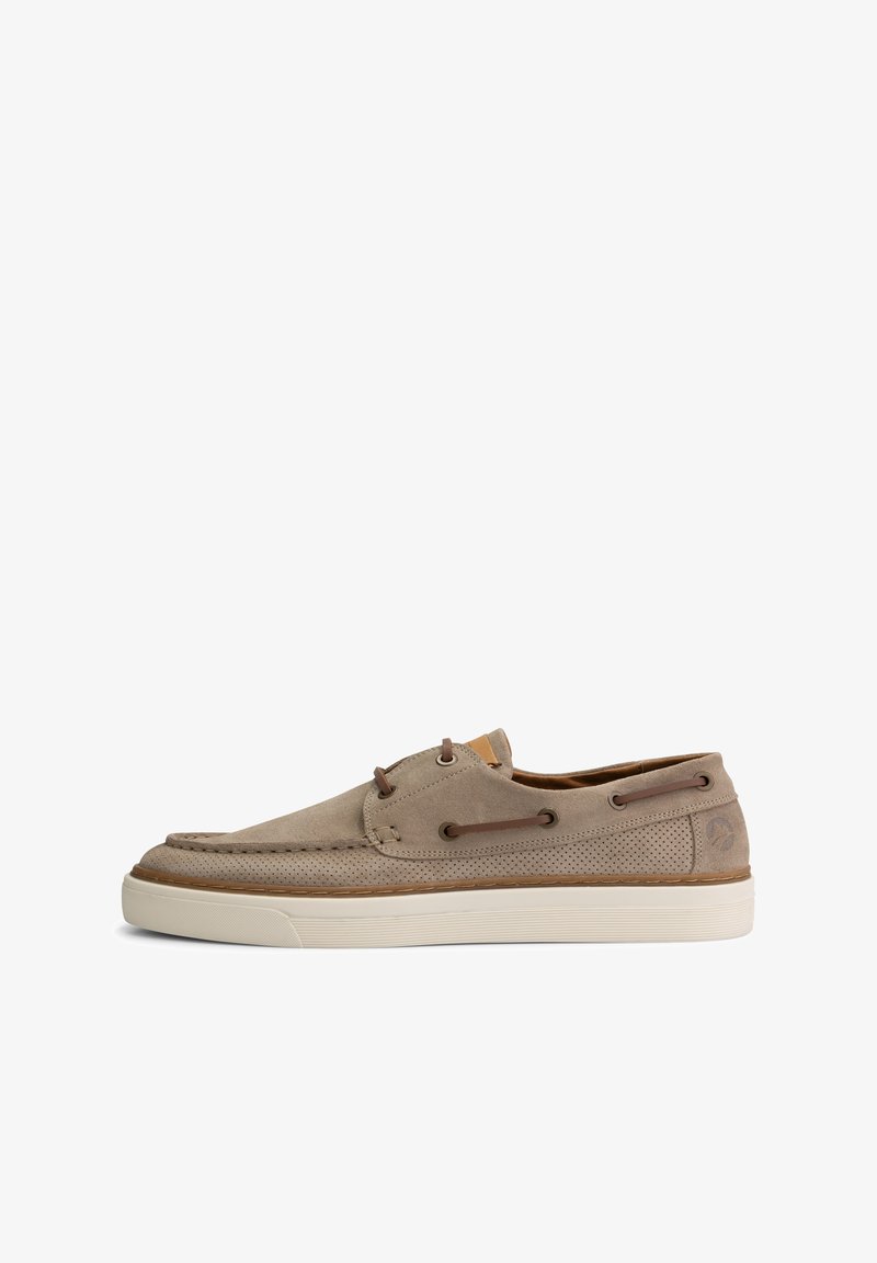 Lichtbruine suède boot schoen met geperforeerde details, bruine veters en leren accenten; witte rubberen zool; casual ontwerp.