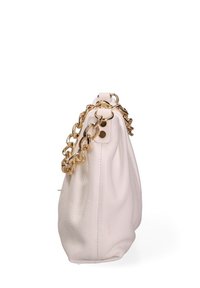 Borsa a mano bianca in pelle con finitura testurizzata, dotata di manico a catena dorata e forma arrotondata. Accenti hardware visibili vicino alla parte superiore.