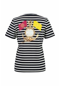 Marineblauwe en witte gestreepte T-shirt met een grote ankerafbeelding en rode en gele vlaggen, met de tekst "DOLCE VITA" en "TRUE LOVE" in het midden.