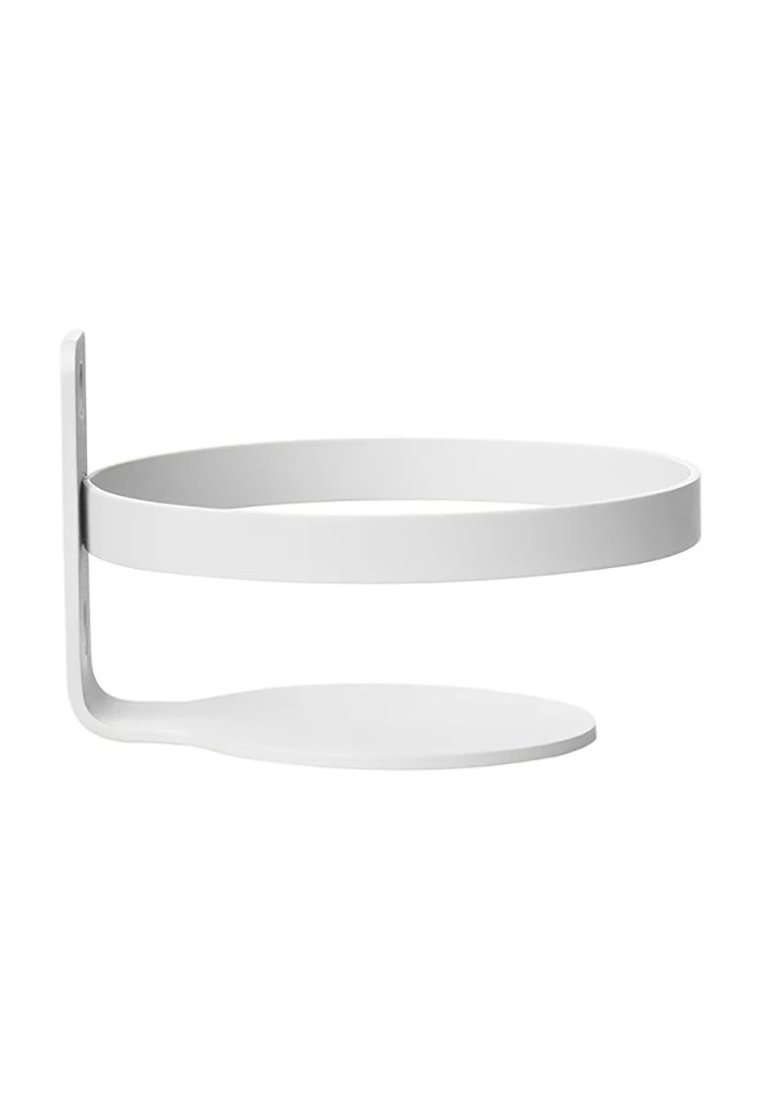 Biała półka ścienna z okrągłym gzymsikiem i płaską powierzchnią, wykonana z solidnego materiału, cechująca się minimalistycznym wzornictwem i gładką teksturą.