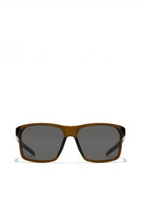 Pruunide ja mustade päikeseprillidega, millel on ristkülikukujuline raam, tumedad toonitud läätsed ning sile, plastikust viimistlus.