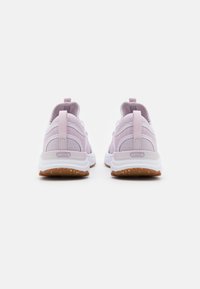 Sneakers a rete viola con collo imbottito e suola intermedia bianca. Presentano una suola in gomma testurizzata con macchie marroni e una linguetta sul tallone.