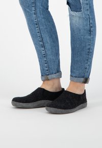 Travelin IN-HOME - Pantoffels - dark grey