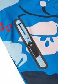 Blaues Gewebe mit abstrakten Mustern in Pink und Rot. Verfügt über eine Reißverschlusstasche mit einem hellblauen Reißverschluss und einem akzentuierenden schwarzen Lederdetails. Strukturiert Oberfläche.