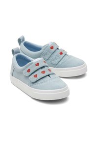 Lichtblauwe canvas schoenen met twee klittenbandsluitingen, voorzien van rode hartborduursels en witte rubberen zolen. Zachte binnenvoering.