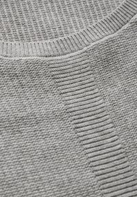 Grauer Pullover mit einer Mischung aus strukturierten Strickmustern; verfügt über einen glatten runden Hals und gerippte Details an den Schultern und Seiten.