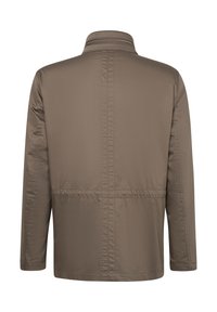 Braune, leichte Jacke mit Stehkragen, die über horizontale und vertikale Nähte verfügt. Glatte Textur, lange Ärmel und elastischer Saum.