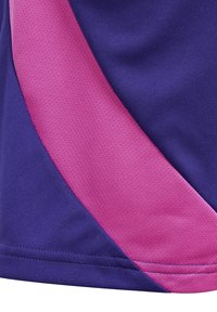 Tejido deportivo púrpura con un acento diagonal rosa; textura suave; costura limpia a lo largo del dobladillo. Apto para ropa deportiva.