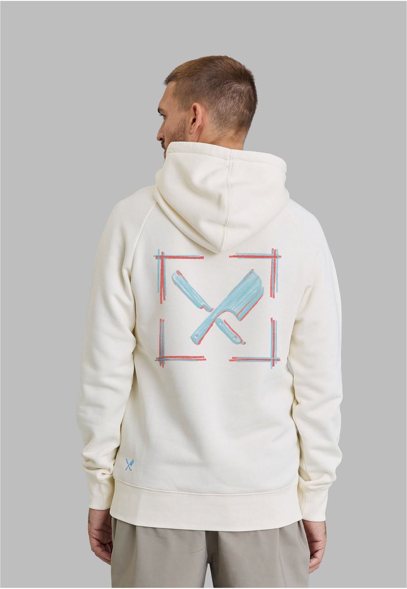 Cremefarbener Hoodie mit einem lebendigen Motiv von gekreuzten Messern, eingerahmt von blauen und roten Strichen auf der Rückseite. Baumwollmaterial, lässige Passform.