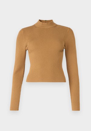 Haut col roulé côtelé de couleur brun chaud. Il dispose de manches longues, d'une coupe ajustée et d'une petite fermeture éclair au dos. Texture lisse.
