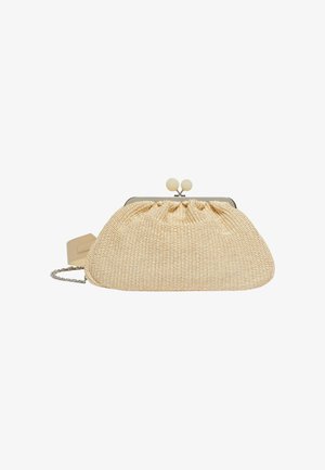 Beige geweven clutch tas met een geplooide bovenkant, metalen frame en twee ronde sluitingen. Inclusief een zilveren kettinghengsel en leren accent.