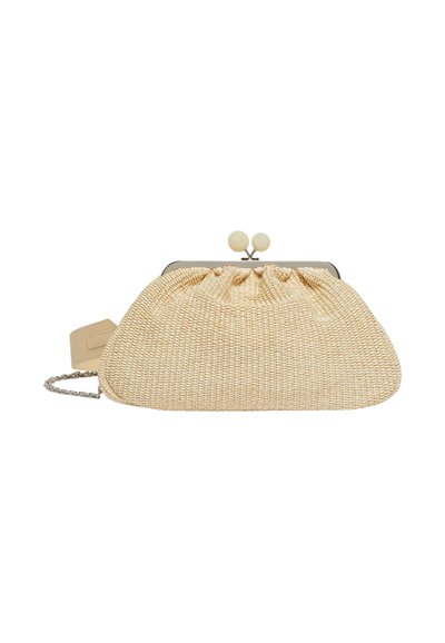 Sac à main tissé beige avec un haut froncé, un cadre en métal et deux fermetures à clasp rond. Comprend une chaîne en argent et un accent en cuir.
