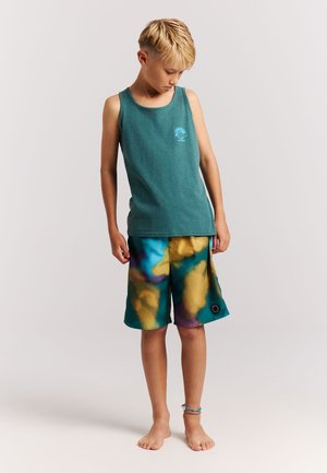Turquoise tanktop met een logo, gecombineerd met veelkleurige tie-dye zwemshorts met blauw, geel en paarse patronen.