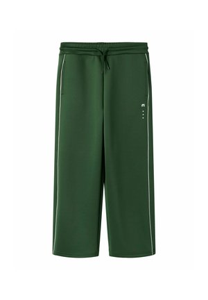 Pantalon de survêtement court vert foncé avec taille élastique, cordon, poches latérales, rayures verticales blanches et petit logo sur la jambe droite.