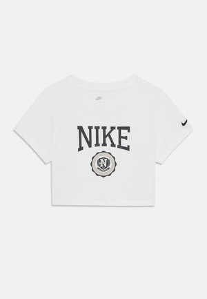 Hvid cropped Nike T-shirt med sort "NIKE" tekst og cirkulært logoemblem på fronten samt lille sort swoosh på venstre ærme.
