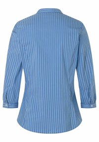 Blau gestreiftes Hemd mit langen Ärmeln, aus glattem Stoff gefertigt. Mit weißen vertikalen Streifen und einem klassischen Hemdkragen. Mit Knopfmanschetten.
