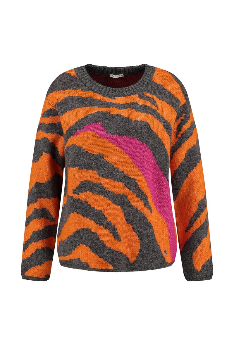 Langärmliger Pullover mit Rundhalsausschnitt, der auffällige tigerstreifen in Orange, Schwarz und Magenta auf einem grauen Hintergrund zeigt. Stricktextur.