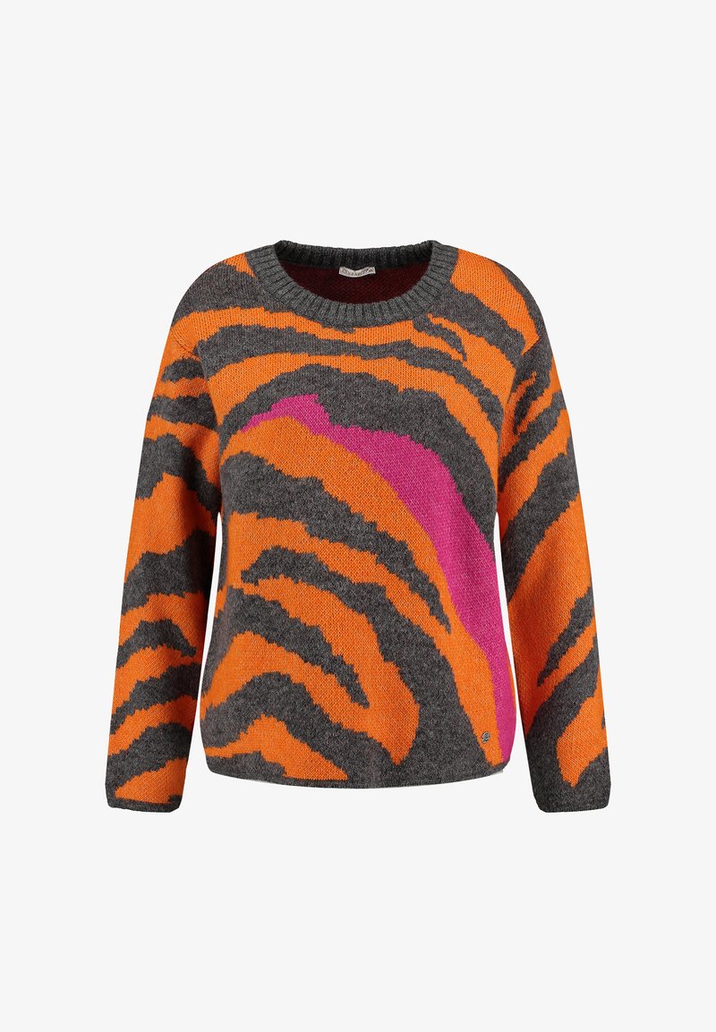Langärmliger Pullover mit Rundhalsausschnitt, der auffällige tigerstreifen in Orange, Schwarz und Magenta auf einem grauen Hintergrund zeigt. Stricktextur.