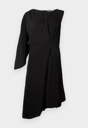 Rochie neagră dintr-un material neted, cu un decolteu asimetric, mâneci lungi și un design cu pliseuri frontale. Siluetă simplă și elegantă.