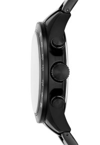 Montre chronographe noire avec un boîtier rond lisse, trois poussoirs texturés et une échelle tachymétrique sur la lunette. Bracelet métallique rétrécissant aux cornes.