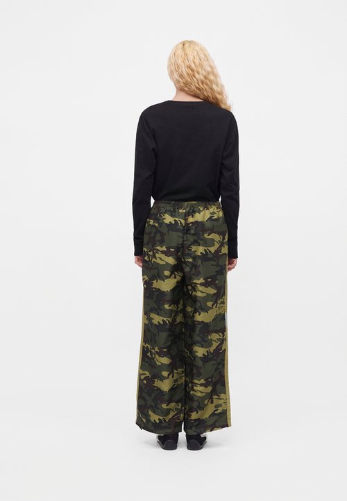 PUMA STREET GLAM RELAXED CAMO PANTS - Tracksuit bottoms - dark green/brown — photo 3