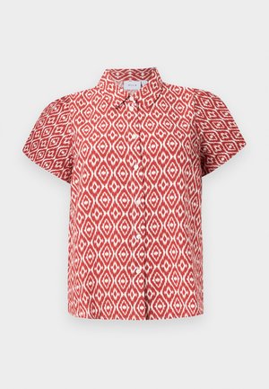 Camisa curta de manga vermelha com um padrão de diamante em branco. Com colarinho e fecho de botão, apresenta um corte descontraído e uma textura de tecido leve.