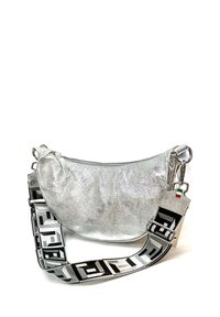 Zilverkleurige handtas met een gebogen vorm, voorzien van een gestreepte zwart-wit schouderriem en een label met een Italiaanse vlag.