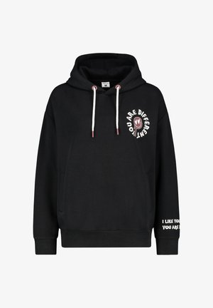 Schwarzer Kapuzenpullover aus Baumwolle mit einer Fronttasche, weißen Kordeln und bedrucktem Text auf Brust und Ärmel.