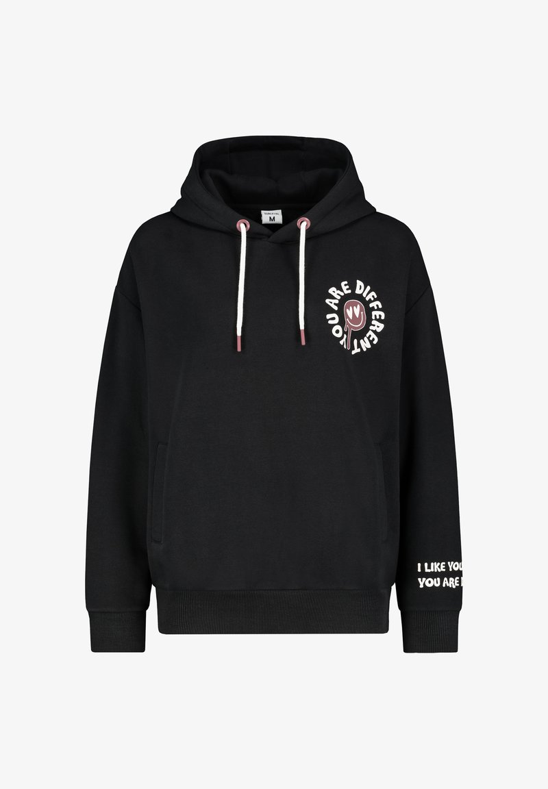 Schwarzer Kapuzenpullover aus Baumwolle mit einer Fronttasche, weißen Kordeln und bedrucktem Text auf Brust und Ärmel.