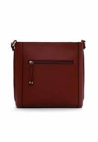 Borsa a mano rossa in pelle con finitura texture, dotata di una tasca anteriore con zip, accessori in metallo dorato e forma rettangolare piatta.