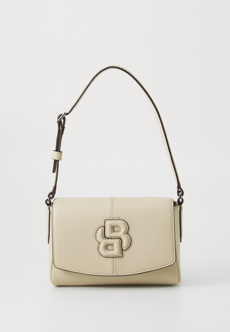 Bolsa de mão de couro na cor creme com um design estruturado, apresentando um logótipo em relevo proeminente, fecho de aba e uma alça ajustável.